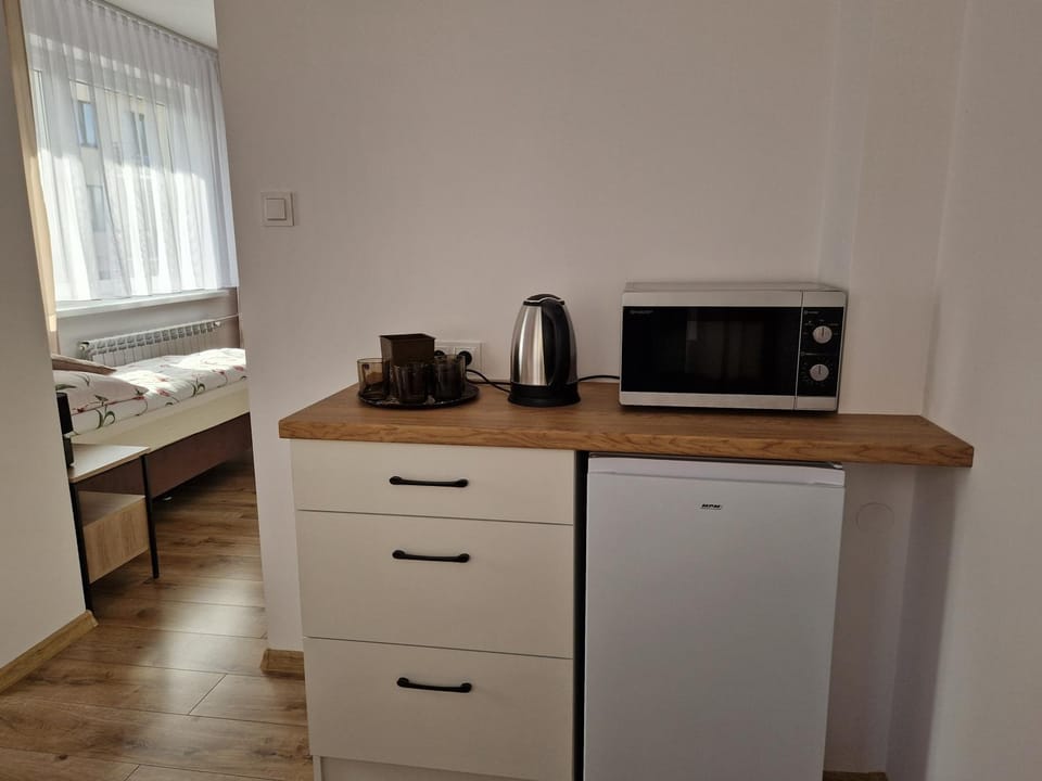 Coffee/tea facilities, Kitchen or kitchenette, Photo of the whole room