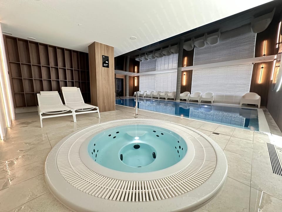 Hot Tub, Swimming pool