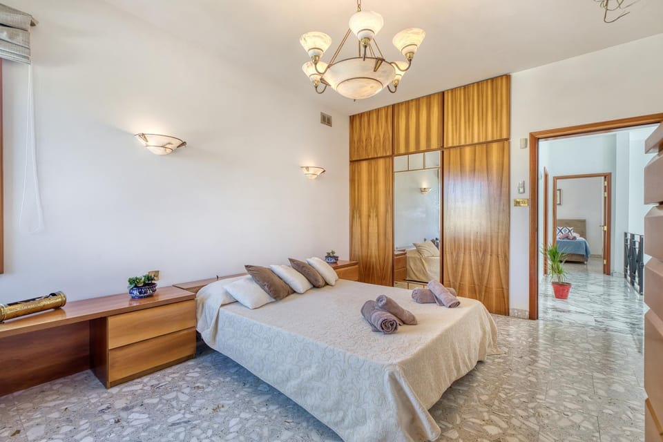 Bed, Photo of the whole room, Bedroom, towels, wardrobe, air conditioner
