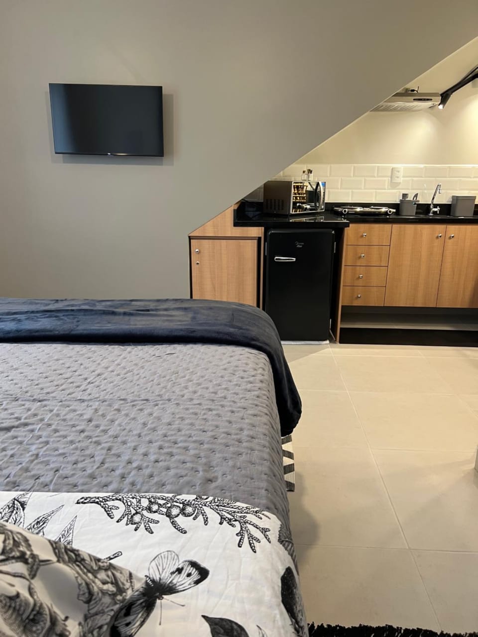 Bed, TV and multimedia, Kitchen or kitchenette, Photo of the whole room, Bedroom, minibar, stove