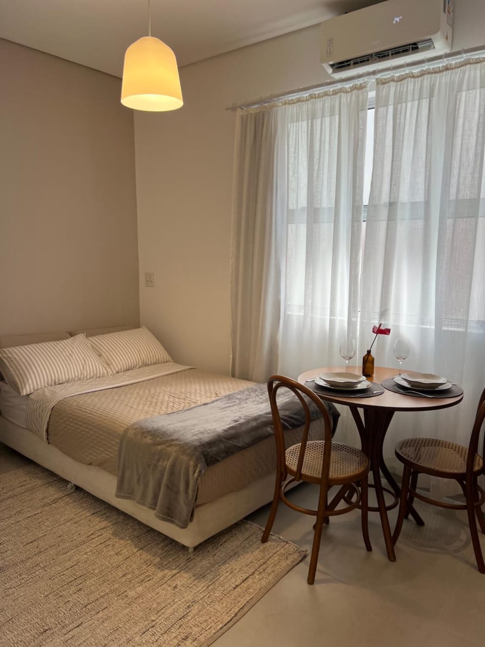 Bed, Photo of the whole room, Dining area, Bedroom, air conditioner