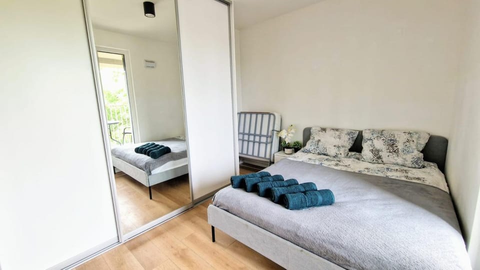 Bed, Photo of the whole room, Bedroom, towels