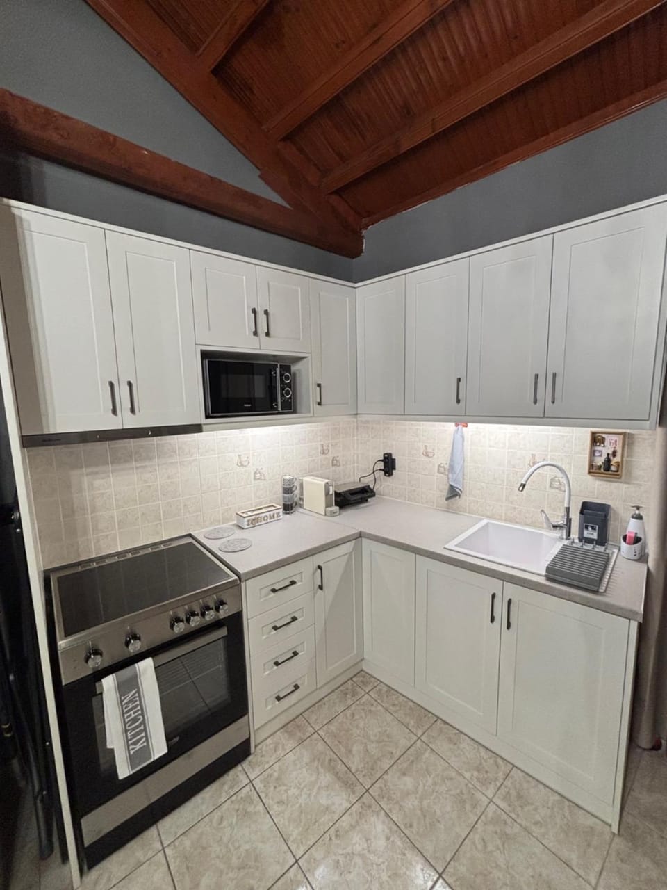 Coffee/tea facilities, Kitchen or kitchenette, oven