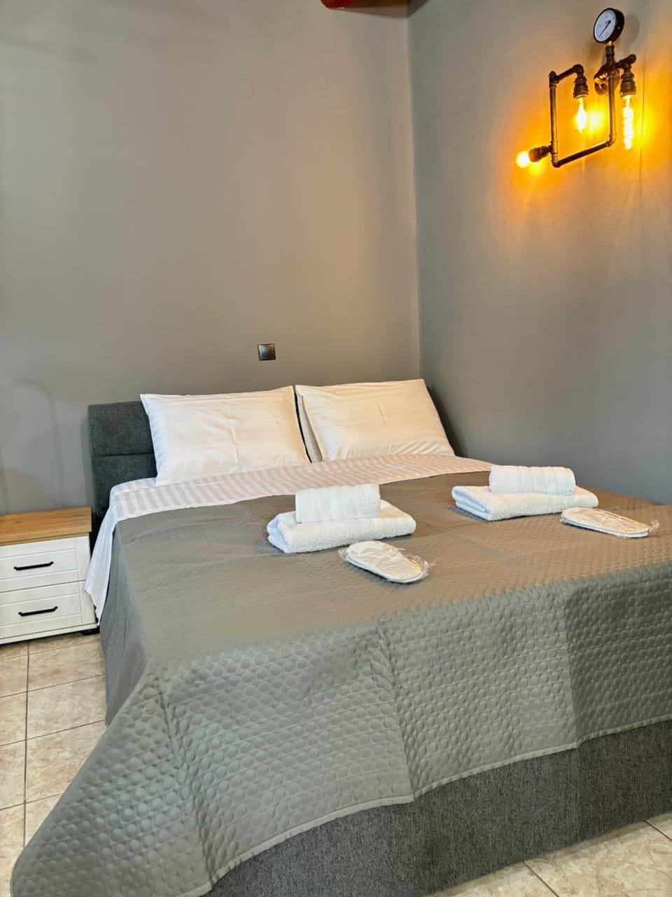 Bed, towels