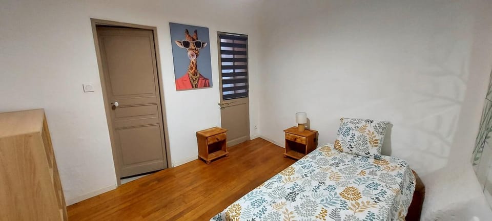 Photo of the whole room, Bedroom