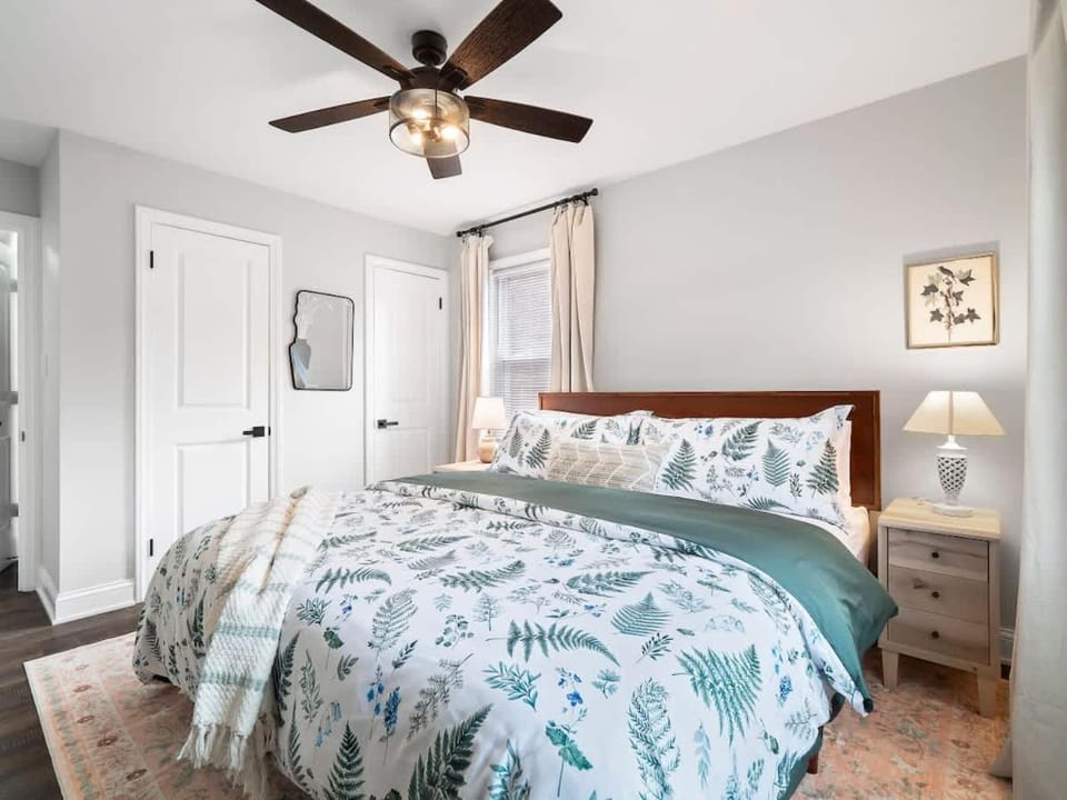 Stylish Home - Game Room - Wet Bar - Sleeps 9 - Outdoor House in Cleveland Heights