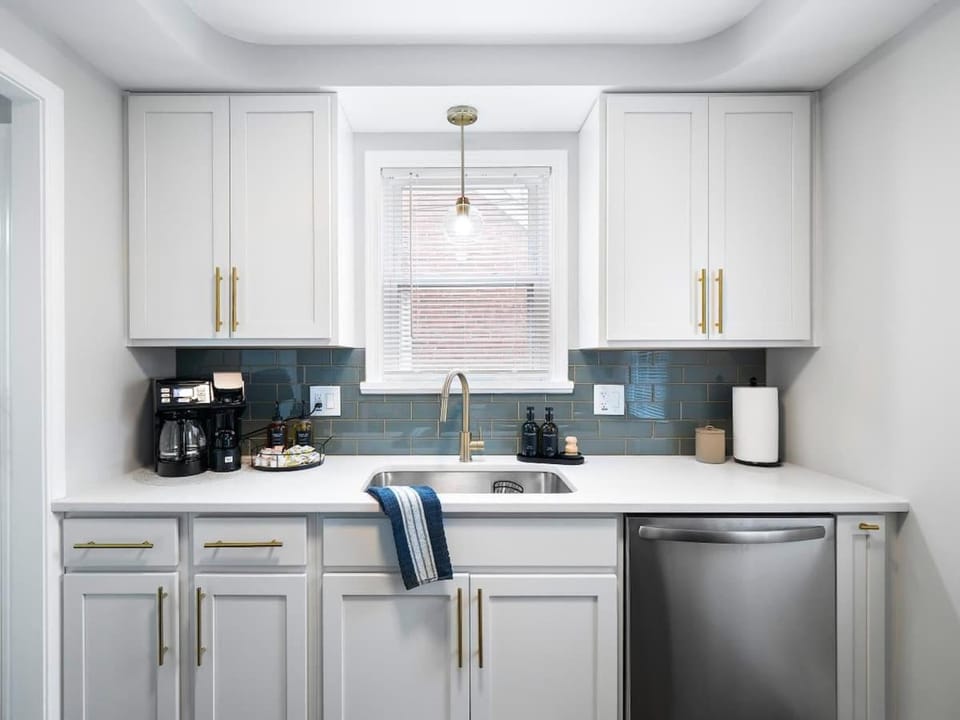 Stylish Home - Game Room - Wet Bar - Sleeps 9 - Outdoor House in Cleveland Heights