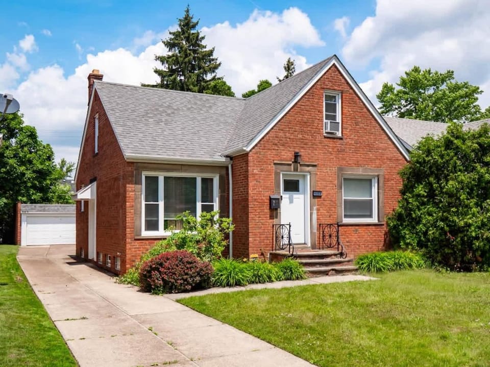 Stylish Home - Game Room - Wet Bar - Sleeps 9 - Outdoor House in Cleveland Heights