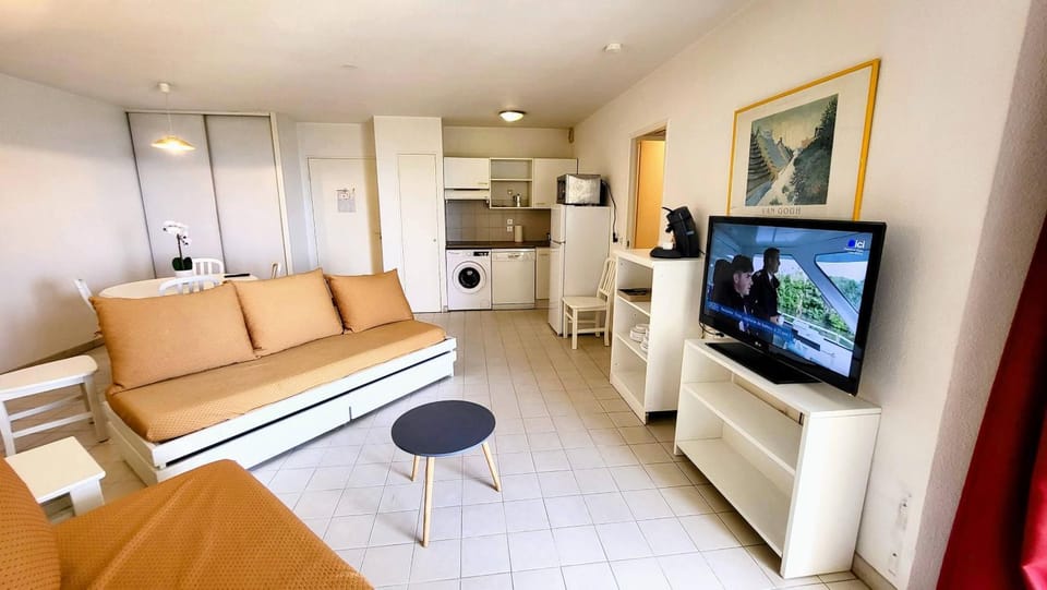 TV and multimedia, Kitchen or kitchenette, Living room, Seating area, oven