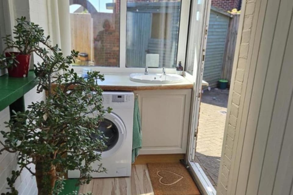 3-Bedroom Home Pet Friendly House in Worthing