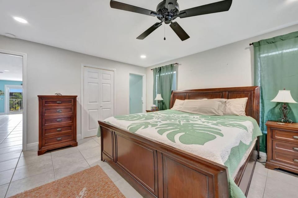 Sunny Waterfront Key Colony 3BR 3BA Villa w Dock House in Key Colony Beach
