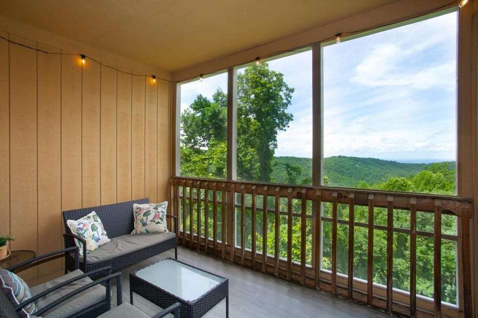 Stunning Mountain Views with Community Amenities Apartment in Gatlinburg