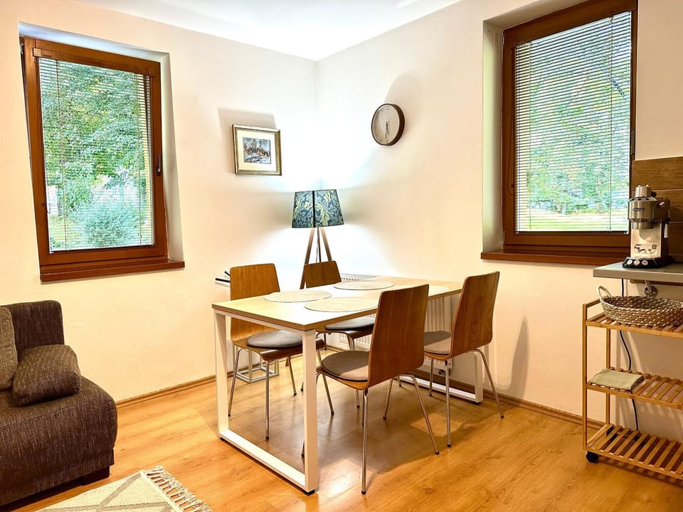 Seating area, Dining area