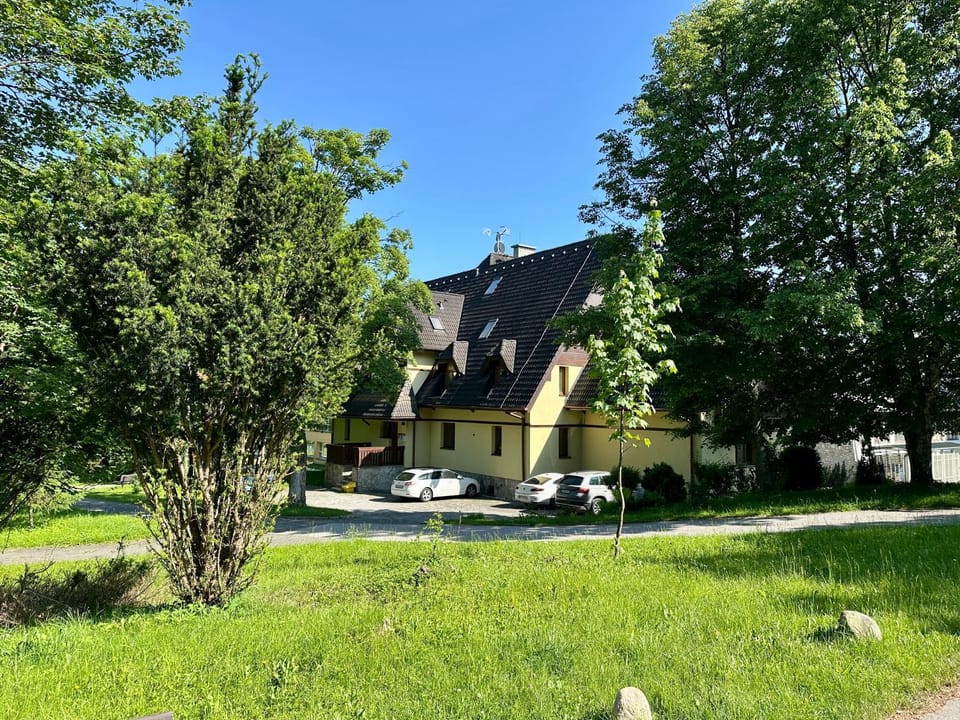 Property building, Neighbourhood, Garden, Garden view, Location, Parking