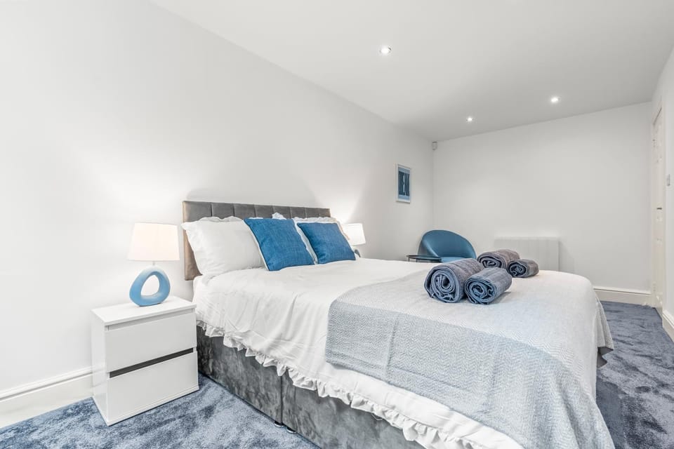 Luxury 2BR City Apt With Parking Sleeps 8 Apartment in Nottingham