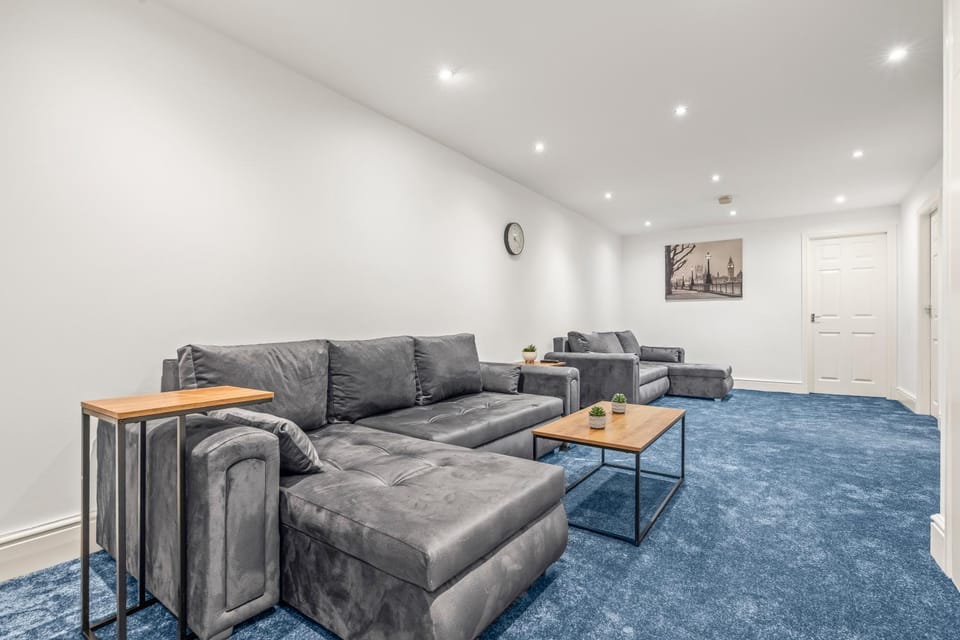 Luxury 2BR City Apt With Parking Sleeps 8 Apartment in Nottingham