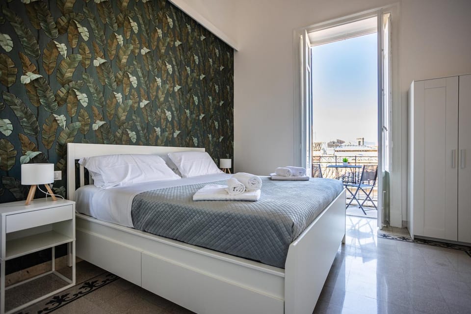 Bed, View (from property/room), Balcony/Terrace, Photo of the whole room, Bedroom, City view, towels