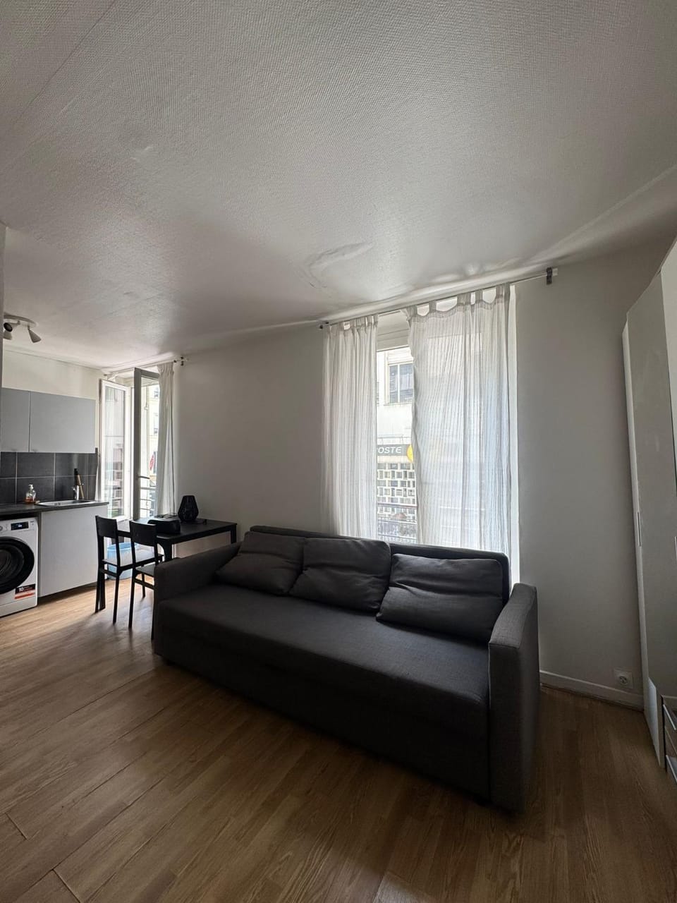 Living room, Seating area, pet friendly, stove, washing machine