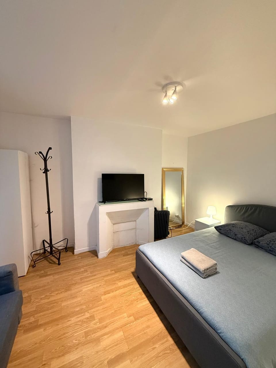 Bed, TV and multimedia, Photo of the whole room, Bedroom