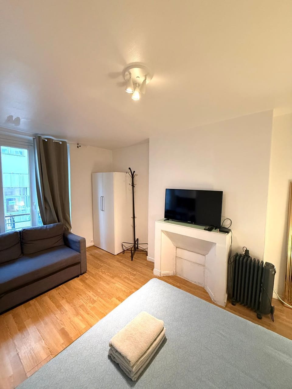 Bed, TV and multimedia, Living room