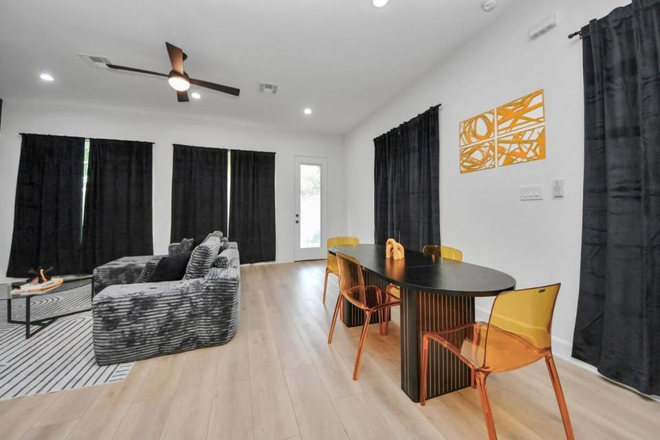 Sleeps 20 - 2 Homes - Family and Friends Fun Super house House in Houston