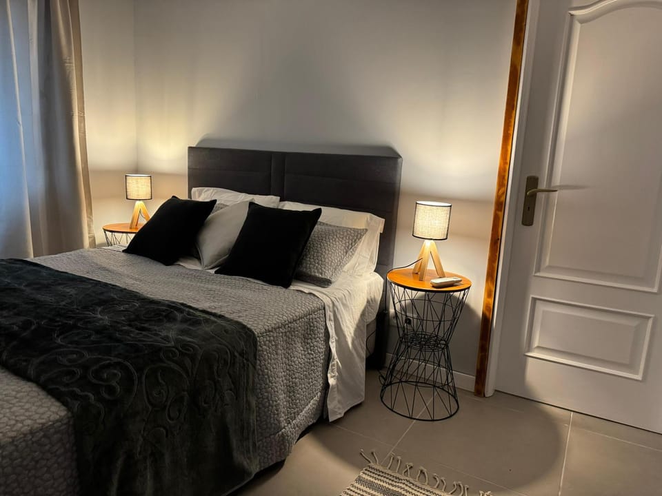 Bed, Bedroom, air conditioner