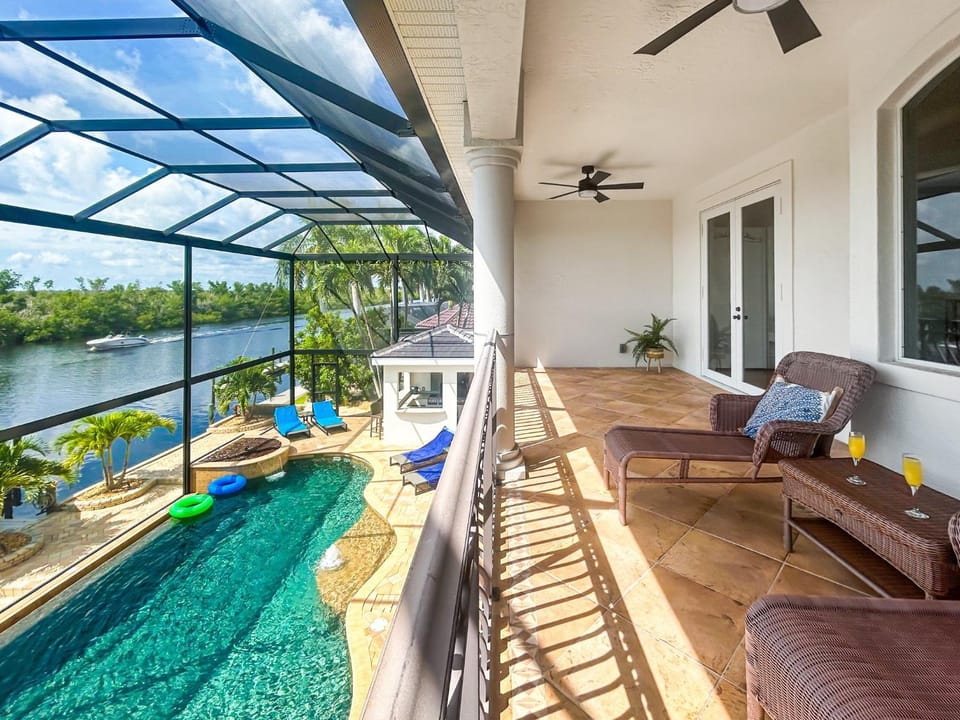 Stunning Sunsets and Waterfront Elegance - Sunset Shore on 28th - Roelens House in Sanibel Island