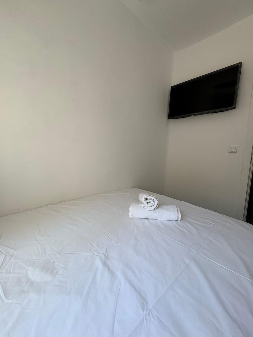 Bed, TV and multimedia, Photo of the whole room, Bedroom, towels
