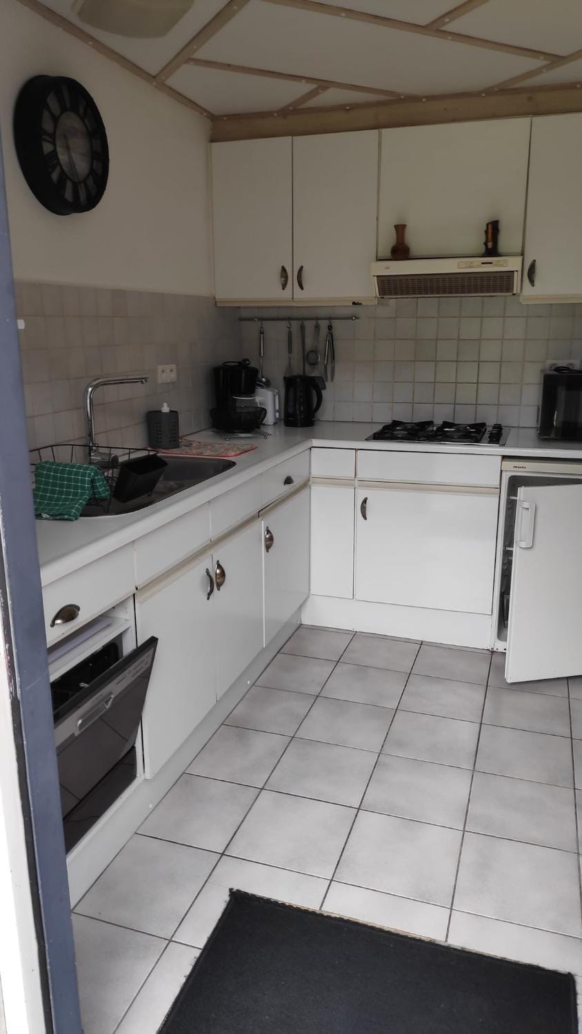 Kitchen or kitchenette, dishwasher