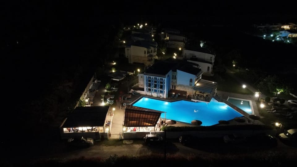 Property building, Restaurant/places to eat, Swimming pool, Breakfast