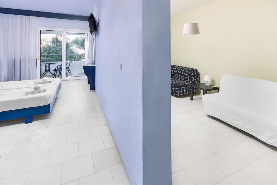Bed, Bathroom, Photo of the whole room, Bedroom, Bath, towels