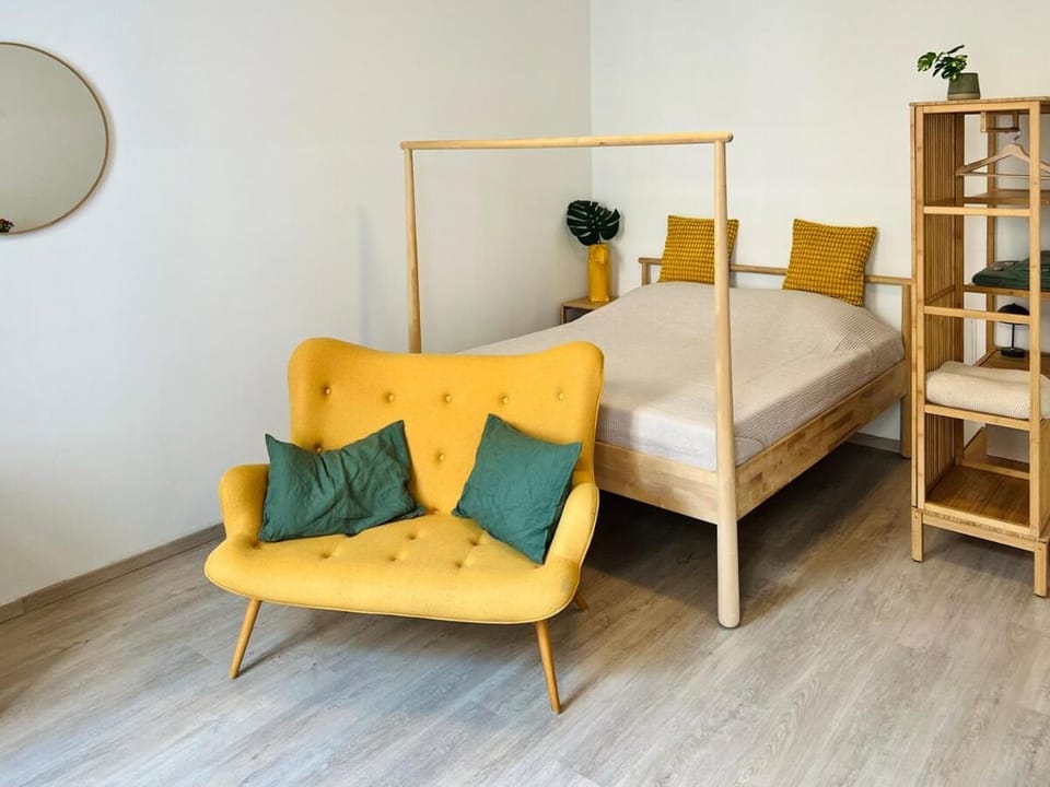 Bed, Photo of the whole room, Seating area