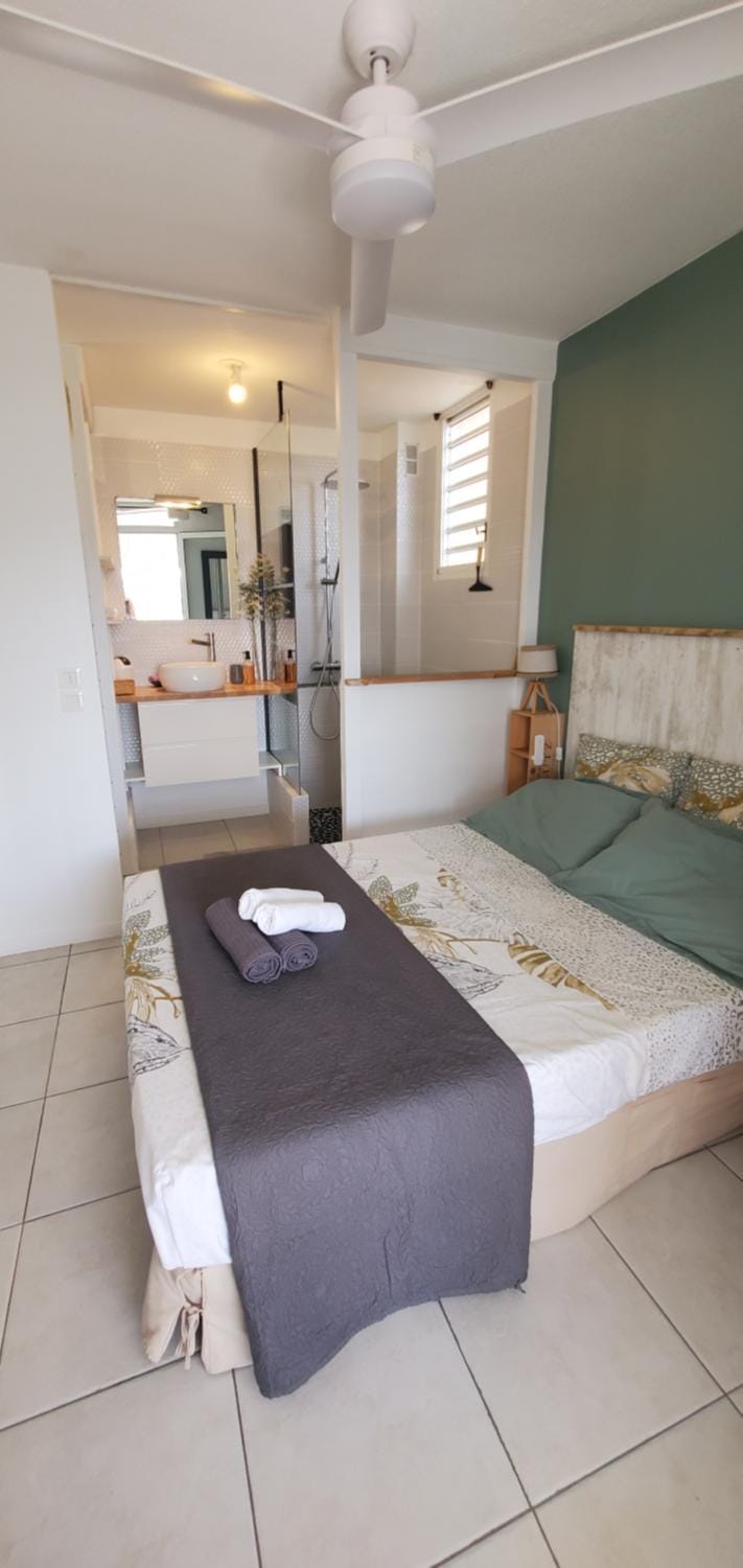 Bed, Photo of the whole room, Bedroom, towels