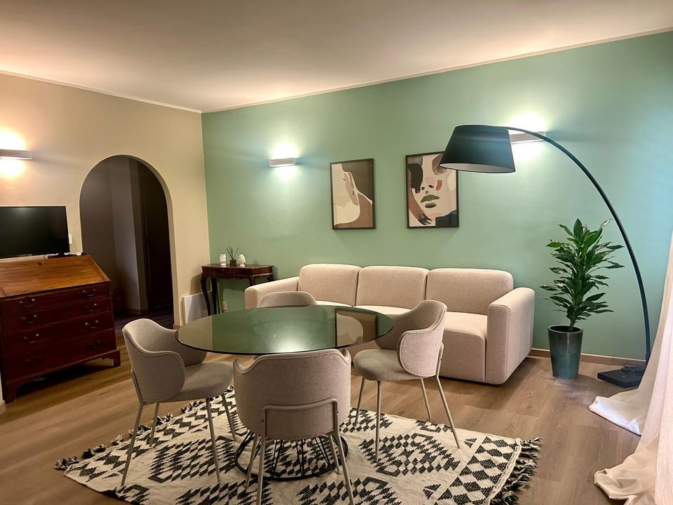 TV and multimedia, Living room, Seating area, Dining area
