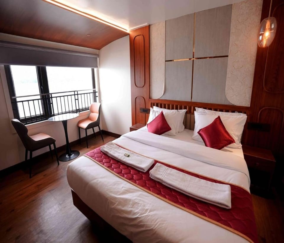 Bed, Living room, Photo of the whole room, Seating area, Bedroom, towels, wardrobe
