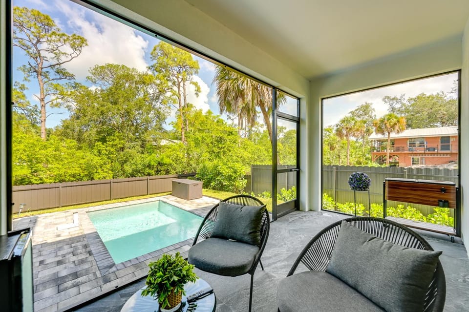 3 Mi to Naples Beach: Luxurious Home w/ Pool! House in East Naples