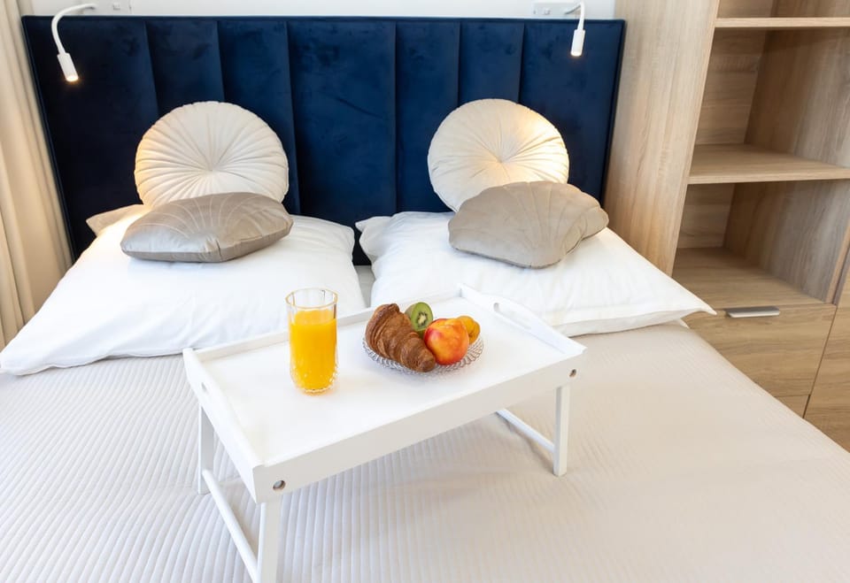 Bed, Photo of the whole room, Seating area, Bedroom, Food, Drinks