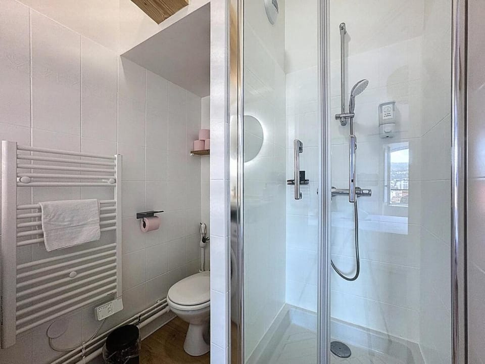 Shower, Toilet, Bathroom, towels