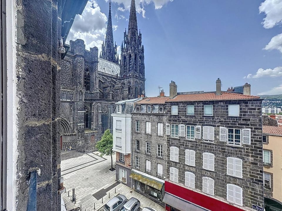 Day, Neighbourhood, City view, Landmark view, Street view, Location