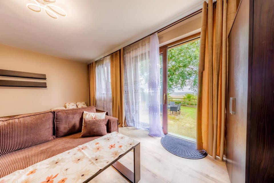Communal lounge/ TV room, Garden, Living room, Garden view, Garden view