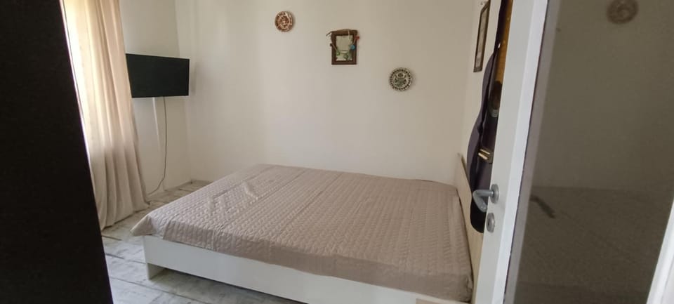 Bed, TV and multimedia, Bedroom