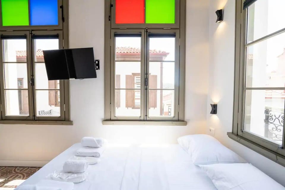 Bed, TV and multimedia, Photo of the whole room, Bedroom, towels