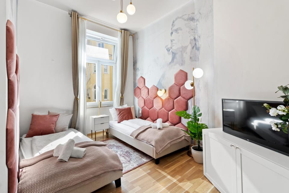 Bed, TV and multimedia, Bedroom