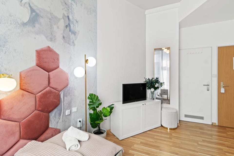 Bed, TV and multimedia, Photo of the whole room, Bedroom