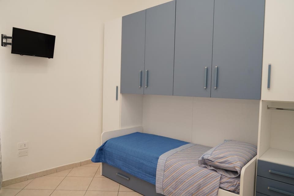 Bed, TV and multimedia, Photo of the whole room, Bedroom, wardrobe