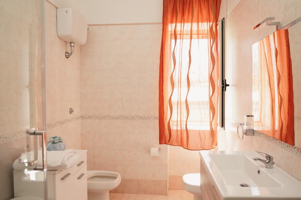 Shower, Toilet, Bathroom, bidet, towels