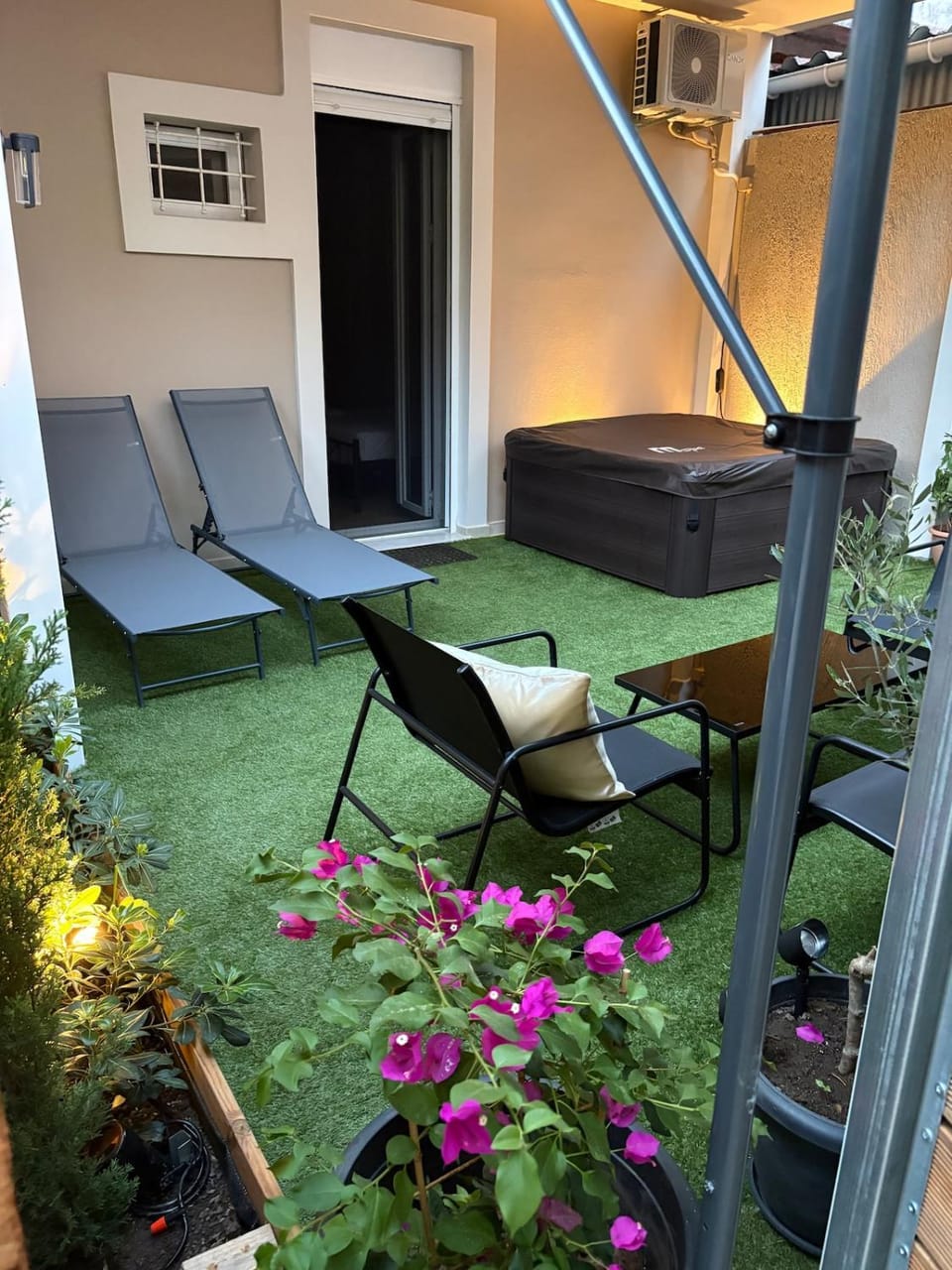 Patio, Spring, Day, Garden, Living room, Seating area, Garden view, sunbed