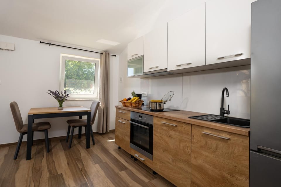 Coffee/tea facilities, Kitchen or kitchenette, Dining area, oven