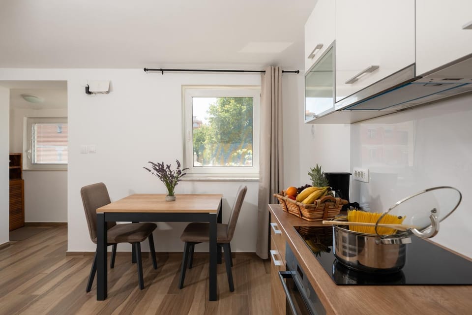 Kitchen or kitchenette, Food and drinks, Dining area, stove