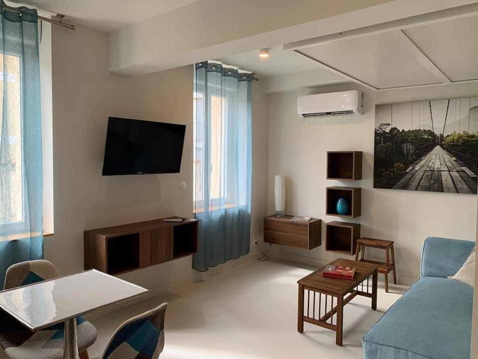 Communal lounge/ TV room, TV and multimedia, Living room, Seating area, air conditioner